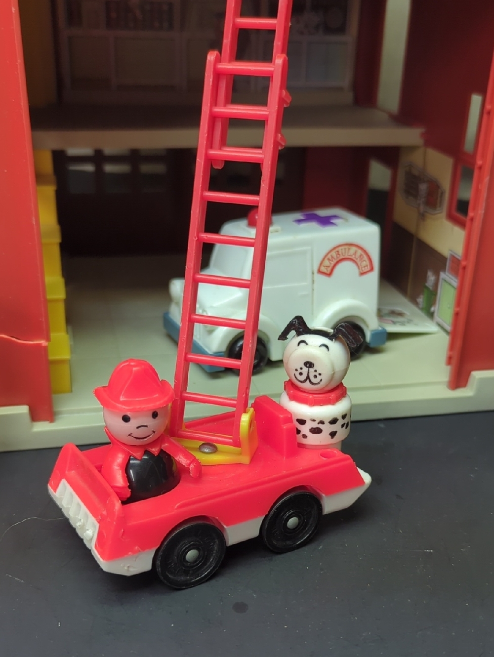 1979 VINTAGE WORKING FISHER PRICE PLAY FAMILY FIRE STATION #928 w/accessories - Picture 4 of 16